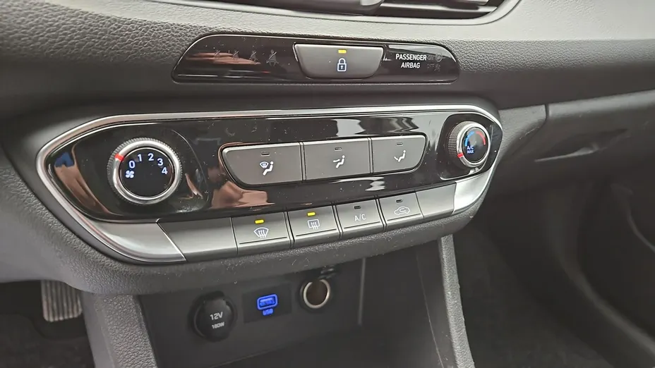 HYUNDAI i30 -