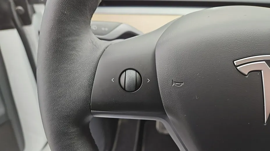 TESLA Model Y -