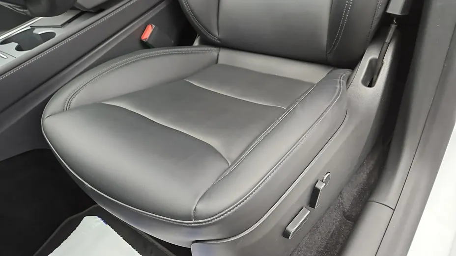 TESLA Model Y -