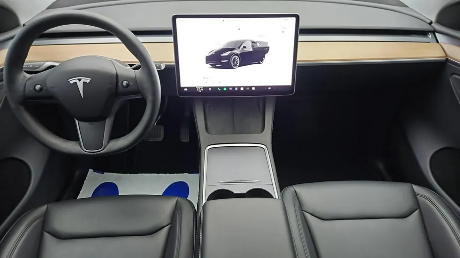 TESLA Model Y -