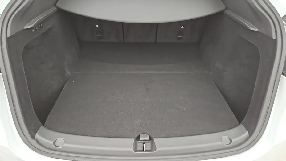 TESLA Model Y -