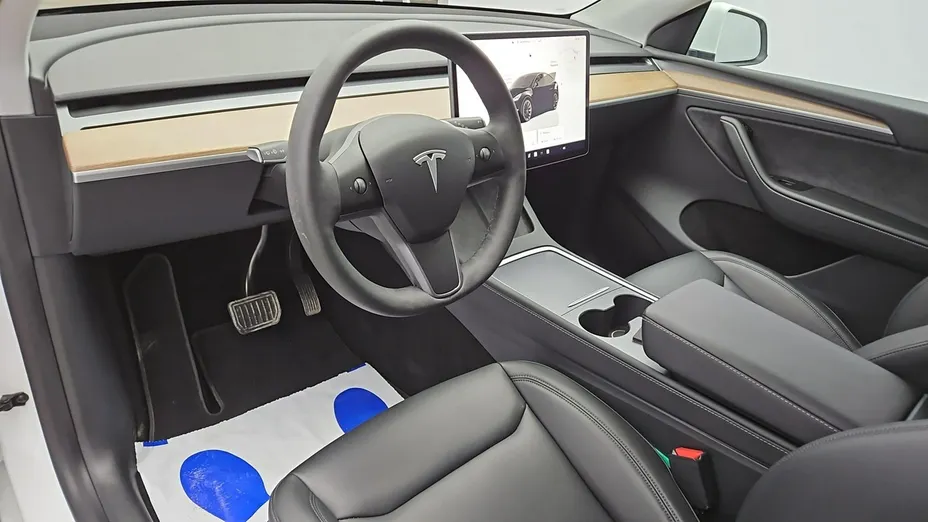 TESLA Model Y -
