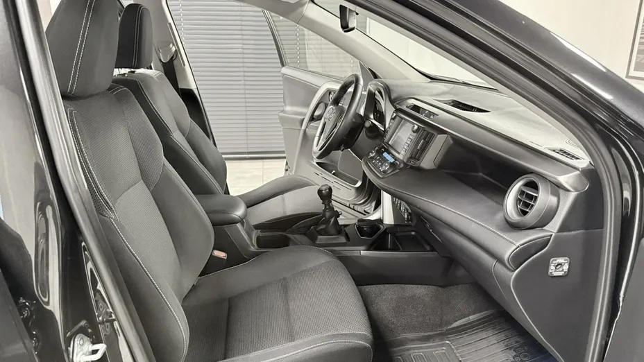 TOYOTA RAV4 -