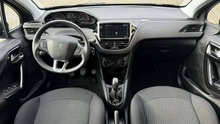 PEUGEOT 208 -