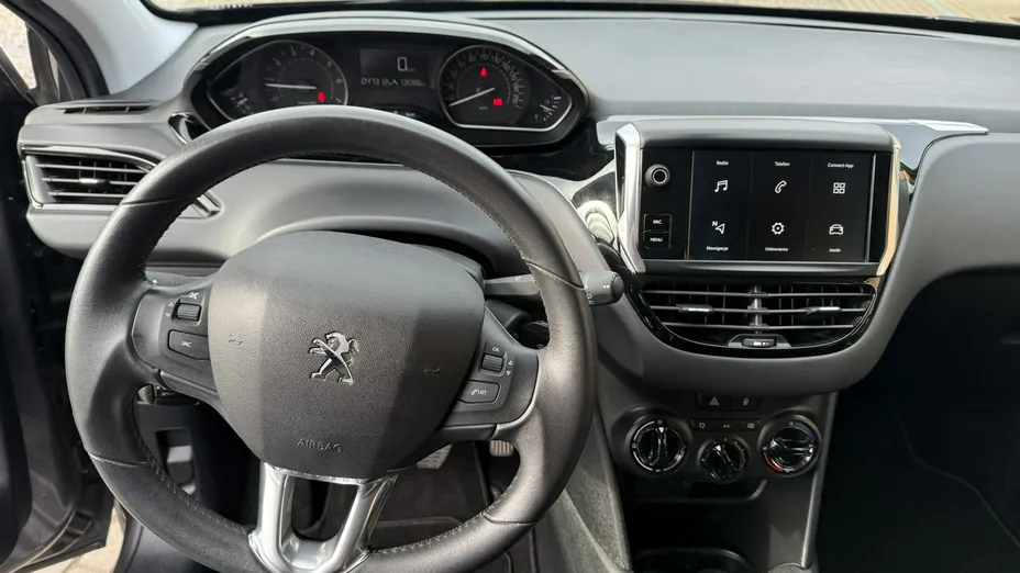PEUGEOT 208 -