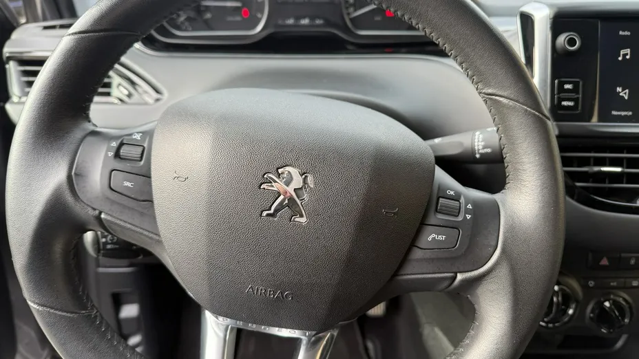 PEUGEOT 208 -