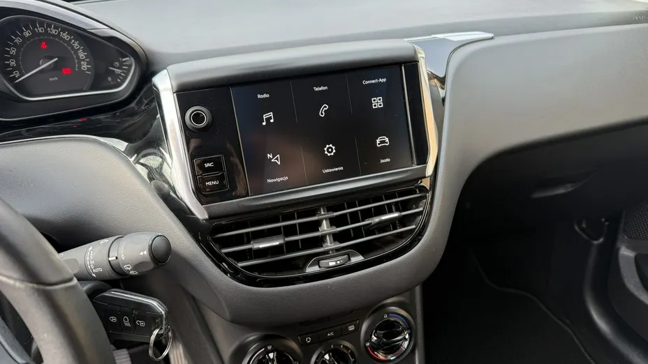 PEUGEOT 208 -