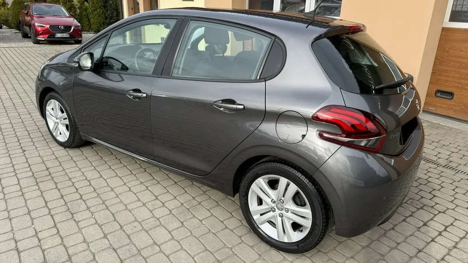 PEUGEOT 208 -