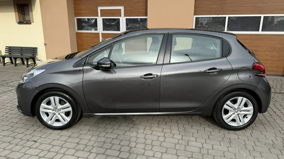 PEUGEOT 208 -