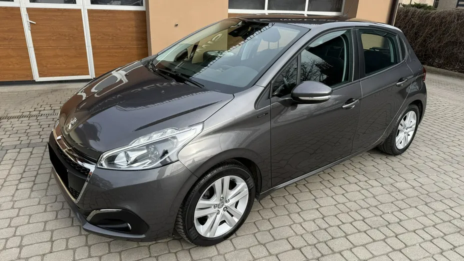 PEUGEOT 208 -
