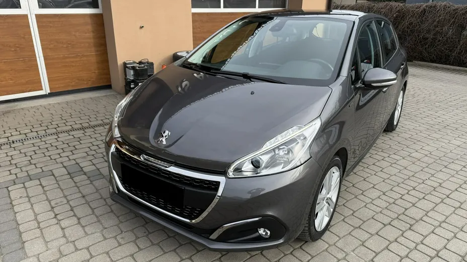 PEUGEOT 208 -
