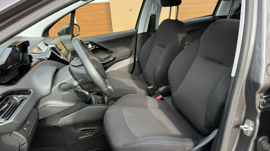 PEUGEOT 208 -