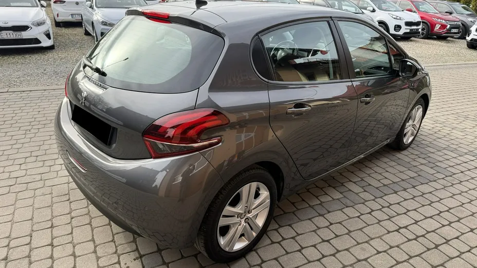 PEUGEOT 208 -