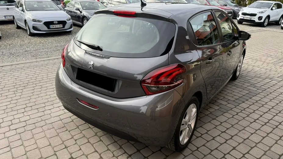 PEUGEOT 208 -