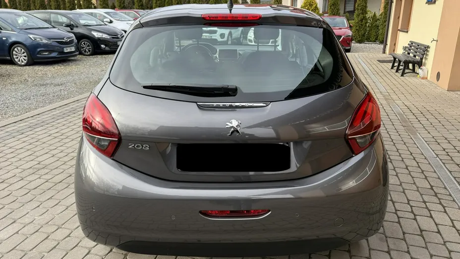 PEUGEOT 208 -