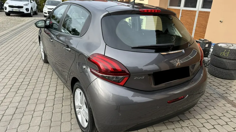 PEUGEOT 208 -