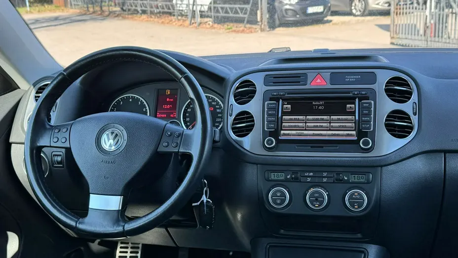 VOLKSWAGEN Tiguan -
