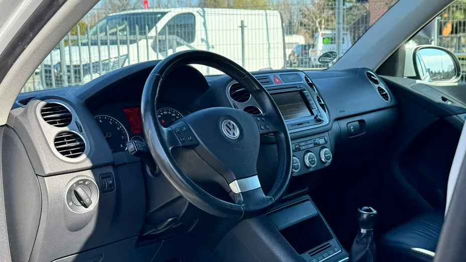 VOLKSWAGEN Tiguan -
