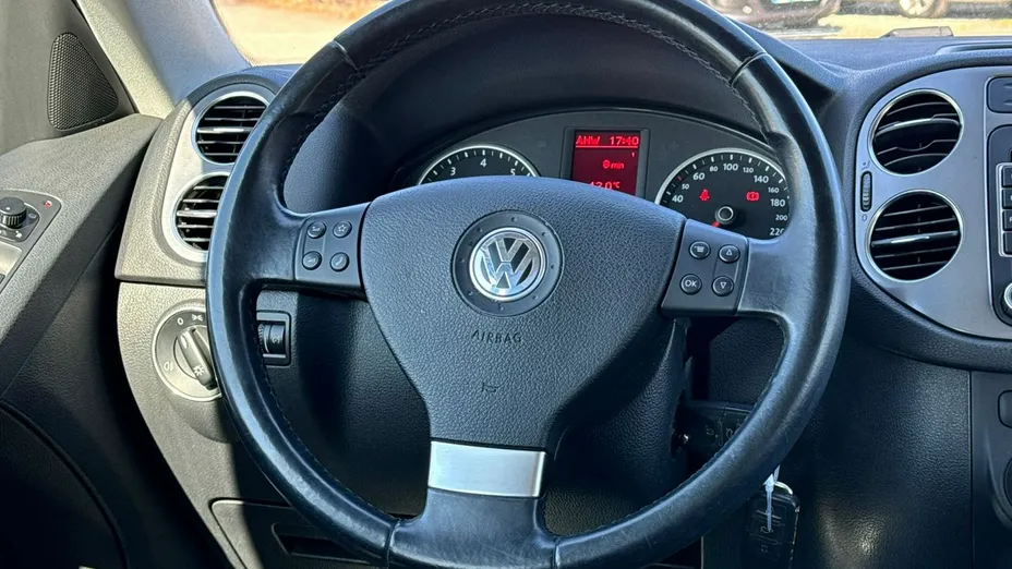VOLKSWAGEN Tiguan -