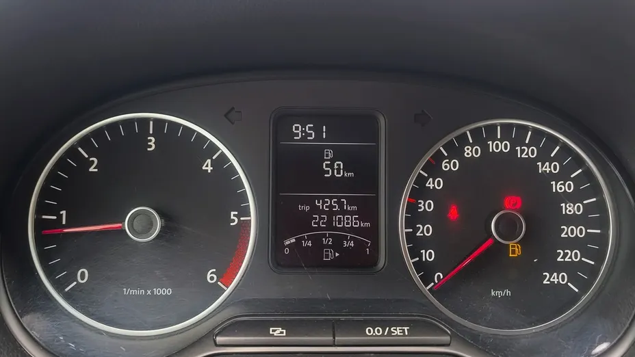 VOLKSWAGEN Polo -