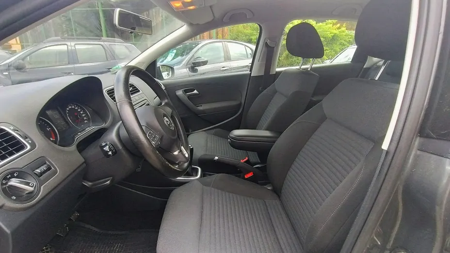 VOLKSWAGEN Polo -