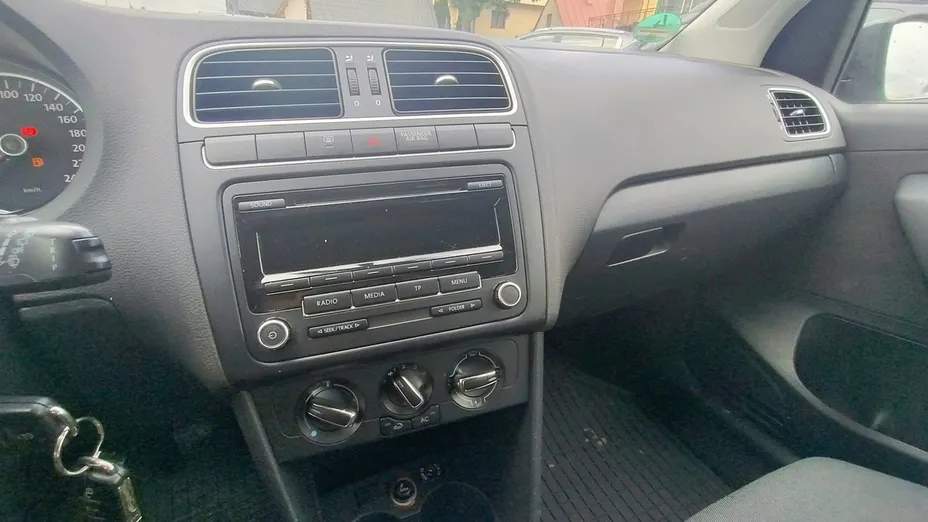 VOLKSWAGEN Polo -