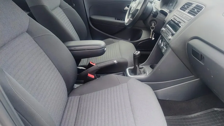 VOLKSWAGEN Polo -