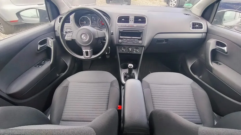 VOLKSWAGEN Polo -