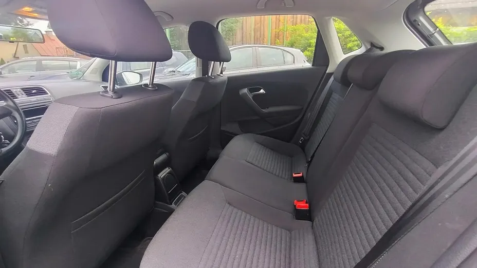 VOLKSWAGEN Polo -