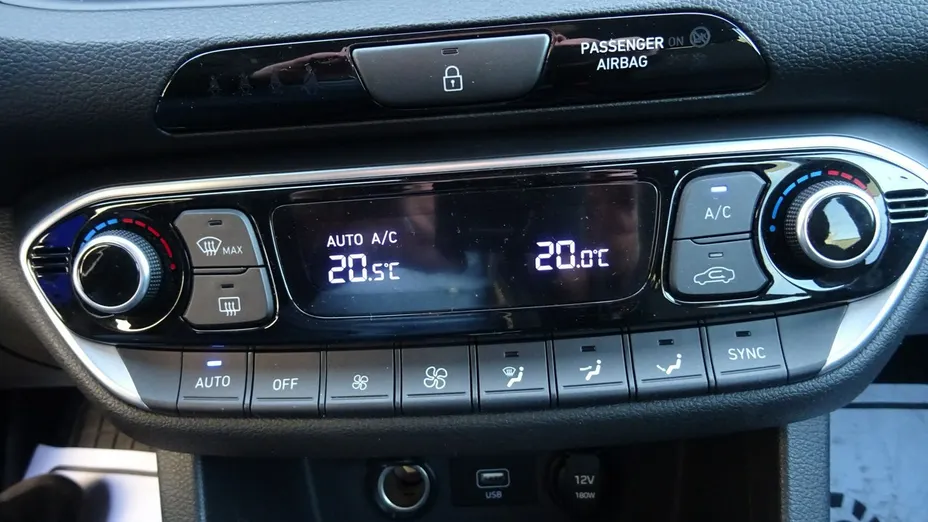HYUNDAI i30 -