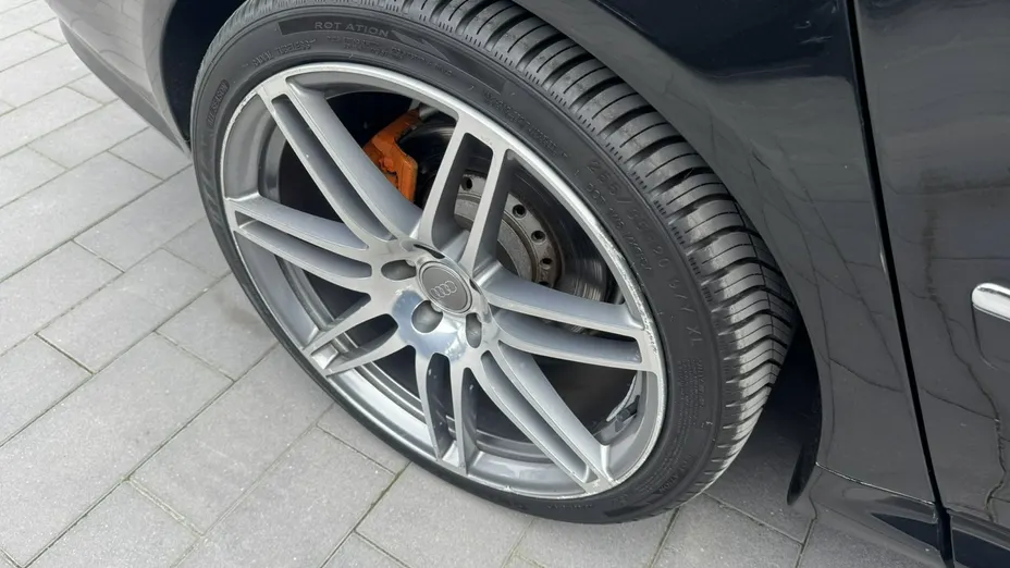 AUDI A8 -