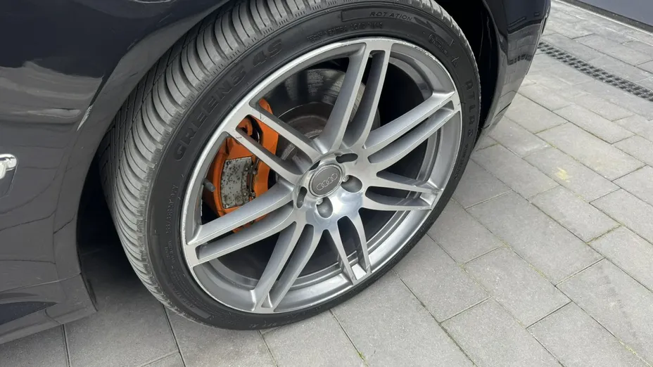 AUDI A8 -