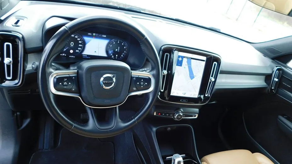 VOLVO XC40 -