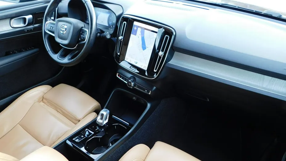 VOLVO XC40 -