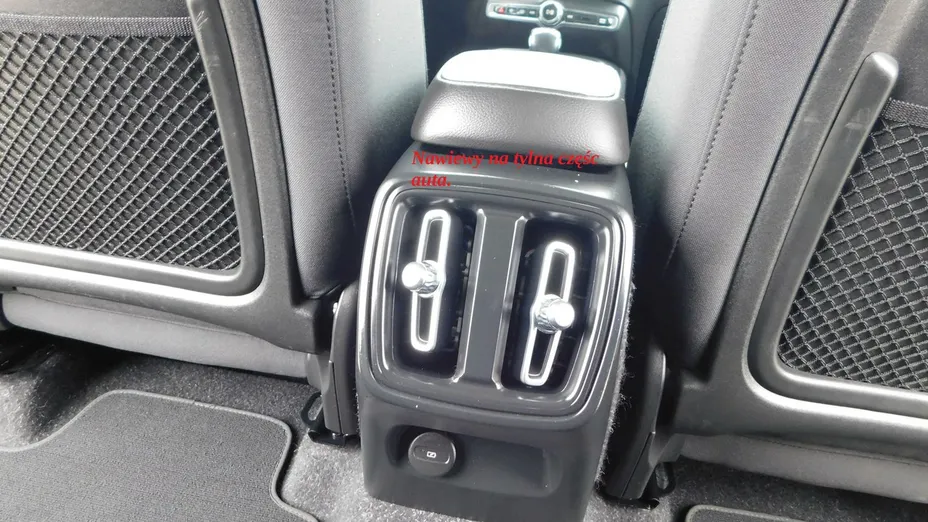 VOLVO XC40 -