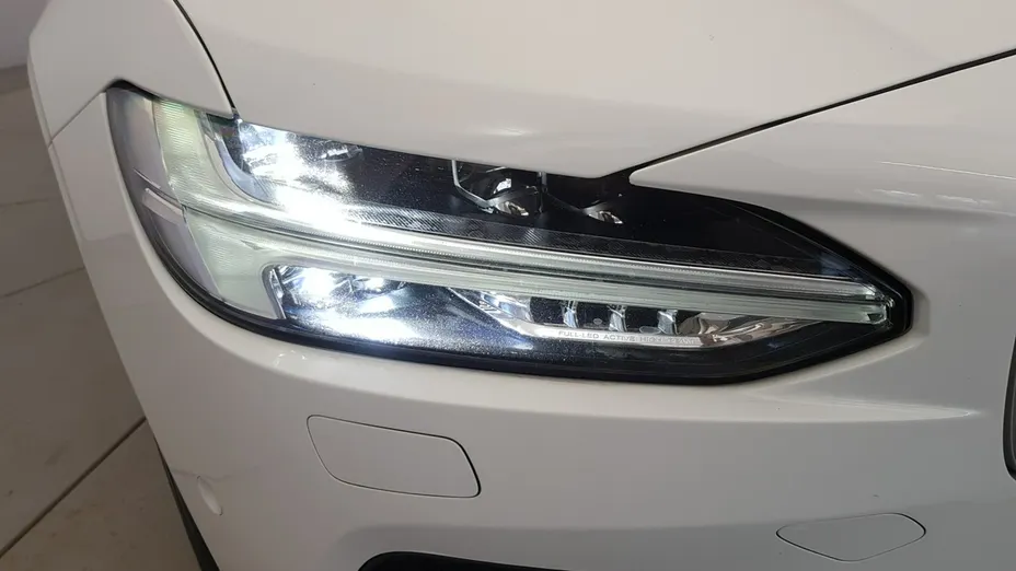 VOLVO V90 -