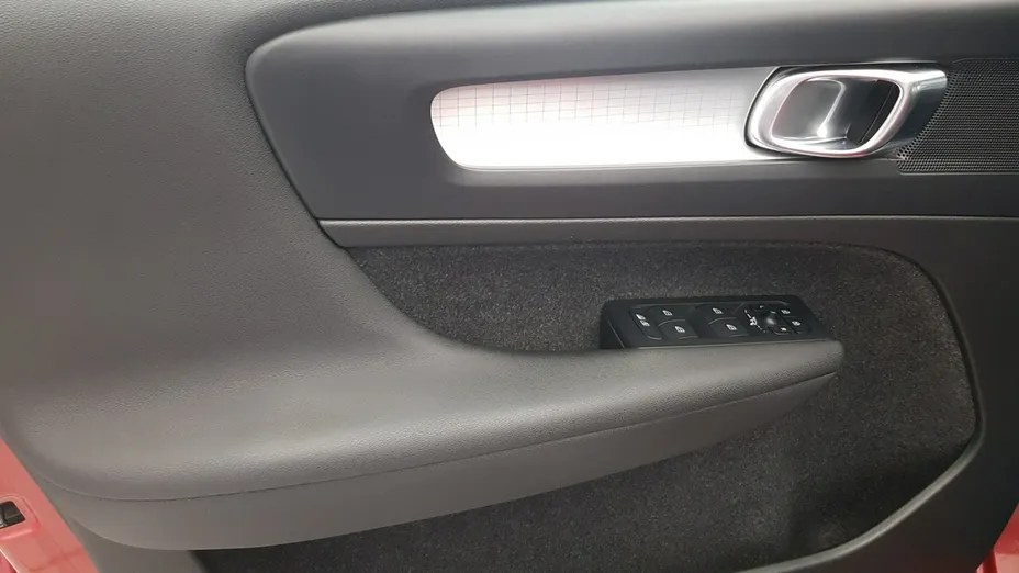 VOLVO XC40 -
