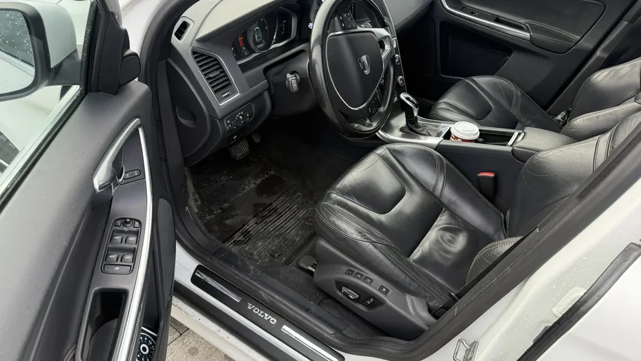 VOLVO XC60 -
