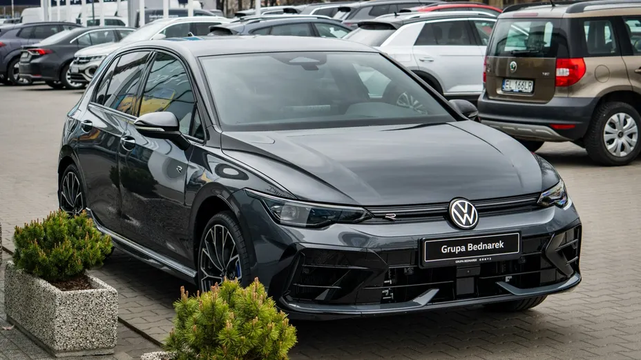 VOLKSWAGEN Golf -