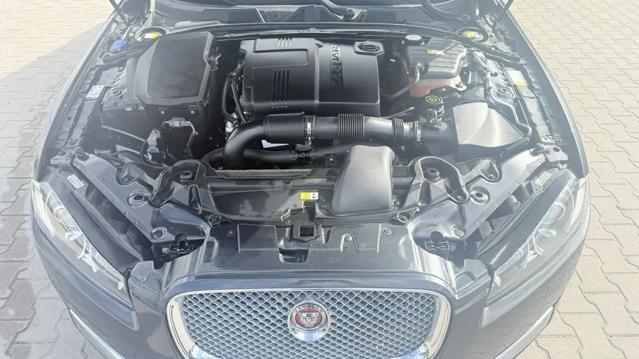 JAGUAR XF -