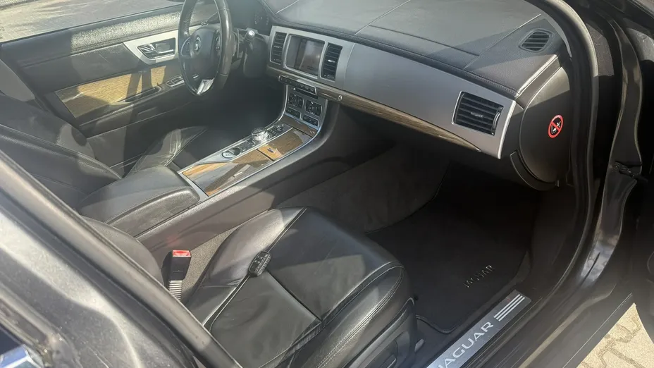 JAGUAR XF -