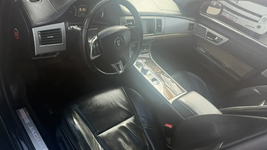 JAGUAR XF -