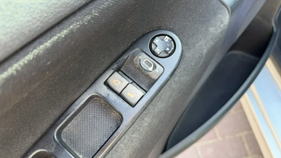 PEUGEOT 207 -