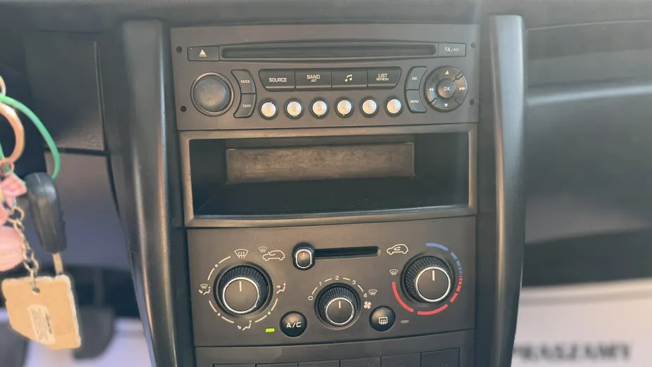 PEUGEOT 207 -