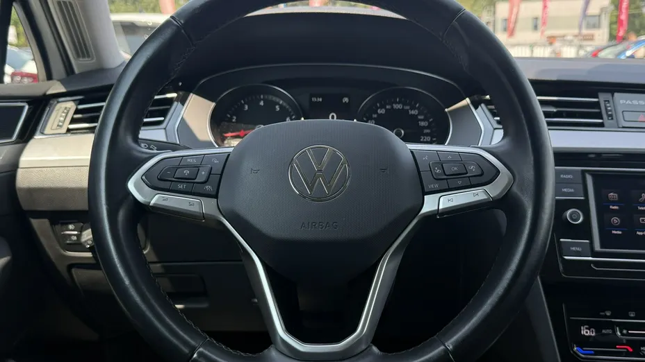 VOLKSWAGEN Passat -
