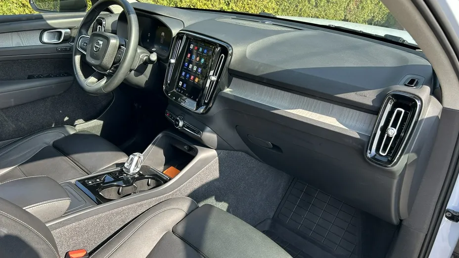 VOLVO XC40 -