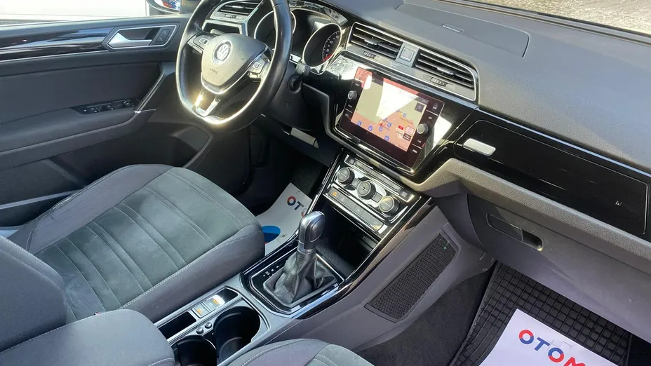 VOLKSWAGEN Touran -