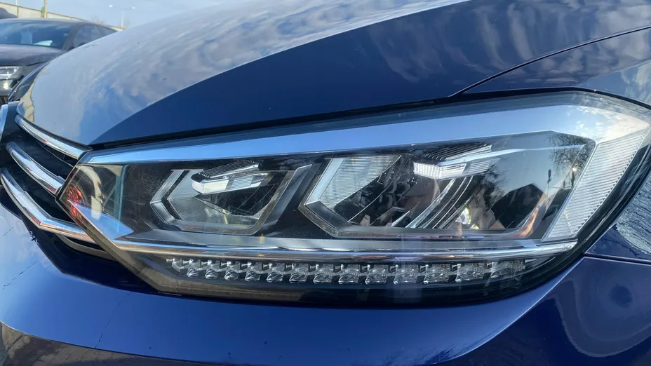 VOLKSWAGEN Touran -