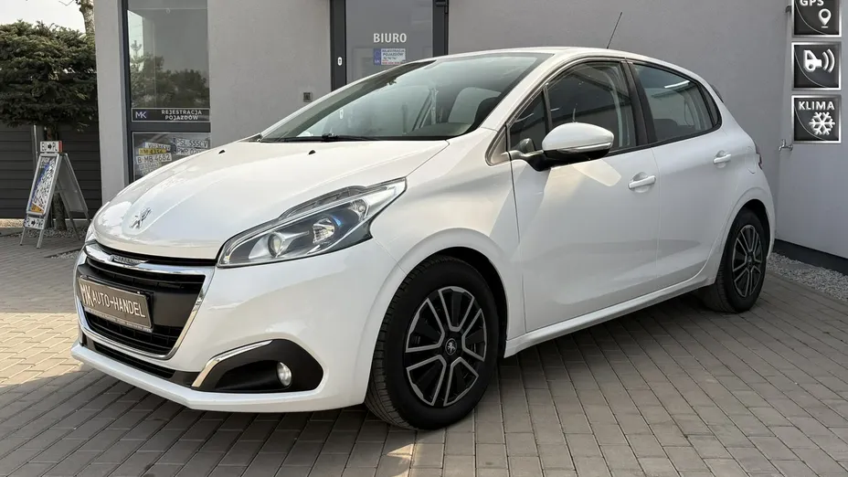 PEUGEOT 208 -