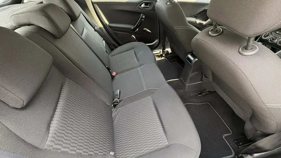 PEUGEOT 208 -